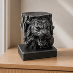 Tigergeist – Tigerskulptur im geschnitzten Baumstamm | handbemalt oder gedruckt | Made in Germany FehnFactory