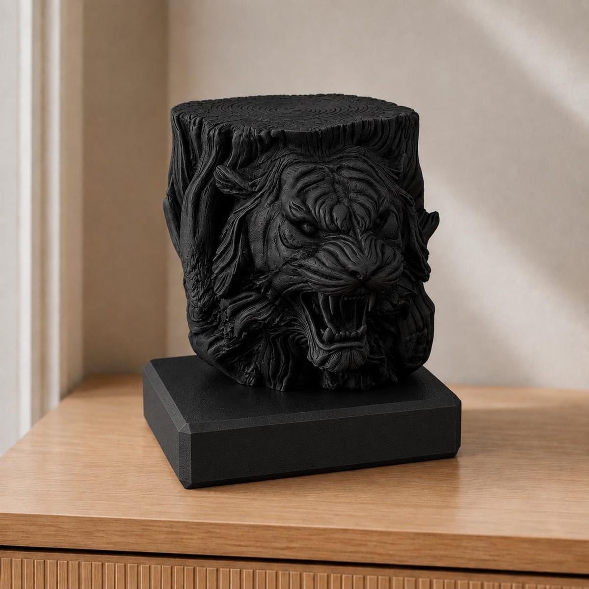 Tigergeist – Tigerskulptur im geschnitzten Baumstamm | handbemalt oder gedruckt | Made in Germany FehnFactory