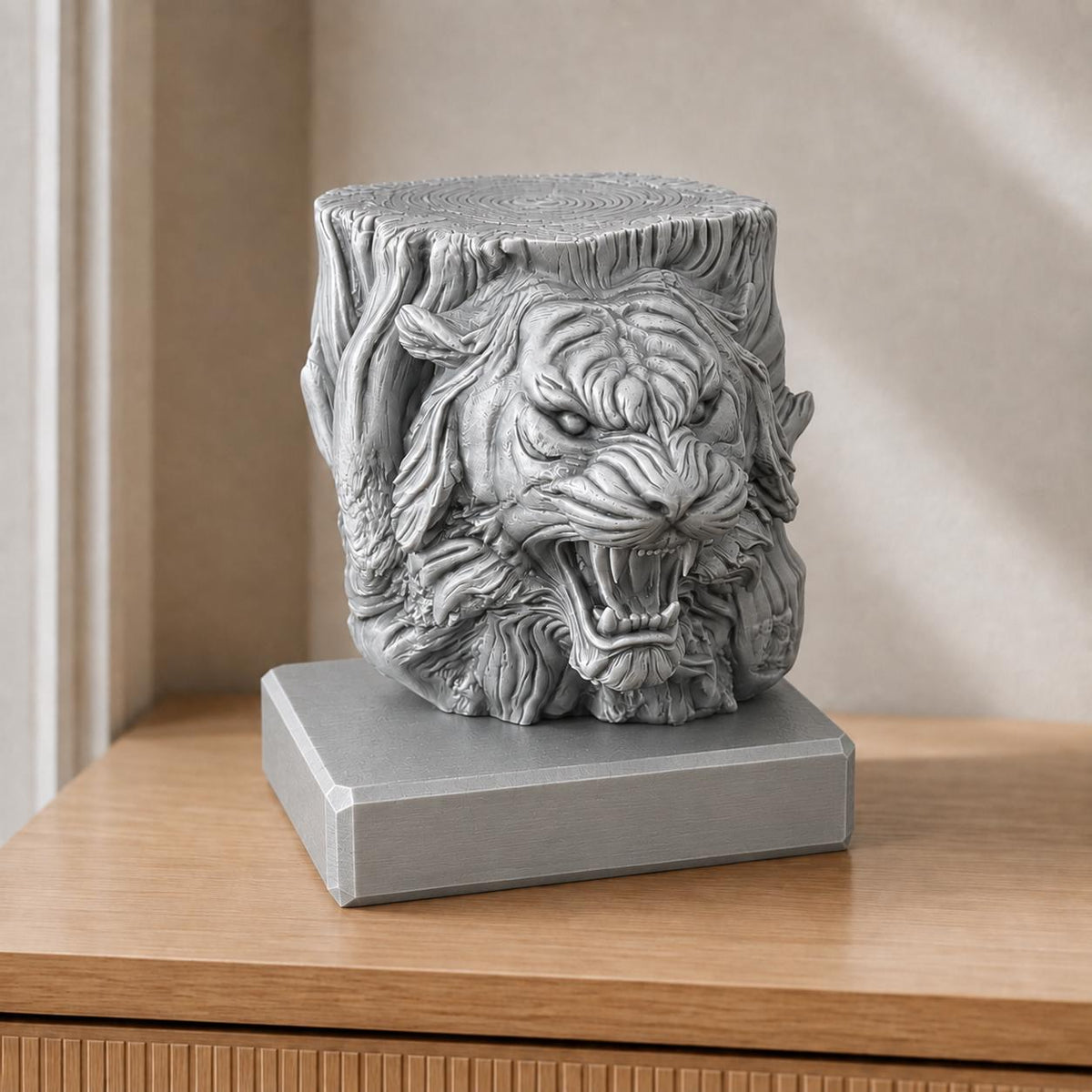 Tigergeist – Tigerskulptur im geschnitzten Baumstamm | handbemalt oder gedruckt | Made in Germany FehnFactory