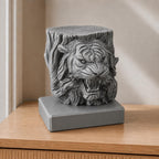 Tigergeist – Tigerskulptur im geschnitzten Baumstamm | handbemalt oder gedruckt | Made in Germany FehnFactory