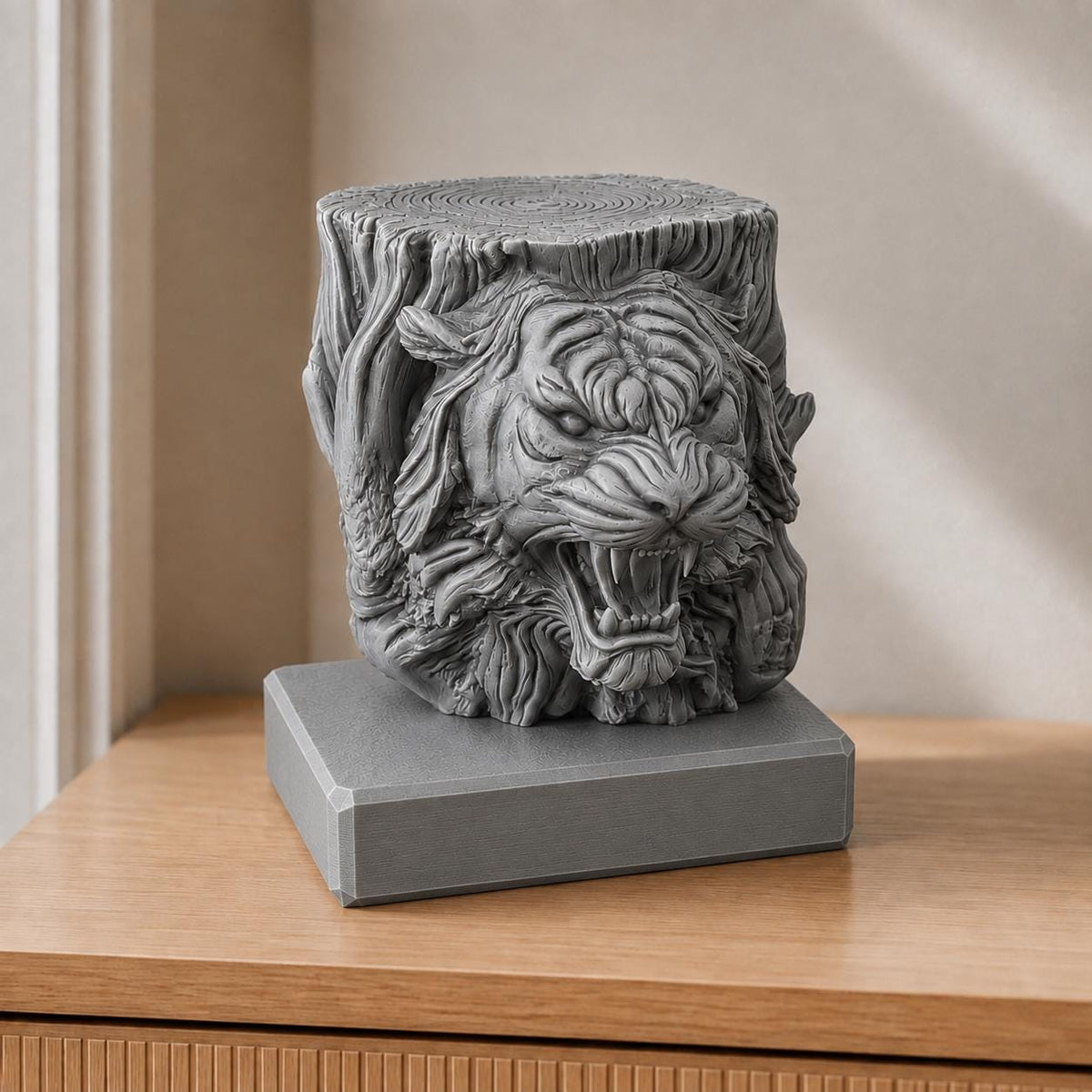 Tigergeist – Tigerskulptur im geschnitzten Baumstamm | handbemalt oder gedruckt | Made in Germany FehnFactory