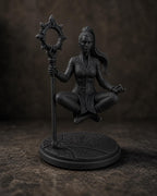 Schwebende Magierin mit Portalstab – Fantasy Skulptur | handbemalt oder gedruckt | Made in Germany FehnFactory
