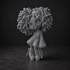 Modefigur mit Locken und Brille in Strickoptik – Deko-Skulptur | handbemalt oder gedruckt | Made in Germany FehnFactory