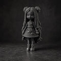 Figur mit langen Zöpfen und Patchwork-Kleid in Strickoptik – Deko-Skulptur | handbemalt oder gedruckt | Made in Germany FehnFactory