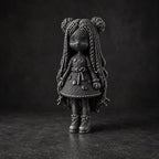 Figur mit langen Zöpfen und Patchwork-Kleid in Strickoptik – Deko-Skulptur | handbemalt oder gedruckt | Made in Germany FehnFactory