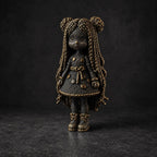Figur mit langen Zöpfen und Patchwork-Kleid in Strickoptik – Deko-Skulptur | handbemalt oder gedruckt | Made in Germany FehnFactory