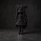 Figur mit langen Zöpfen und Patchwork-Kleid in Strickoptik – Deko-Skulptur | handbemalt oder gedruckt | Made in Germany FehnFactory