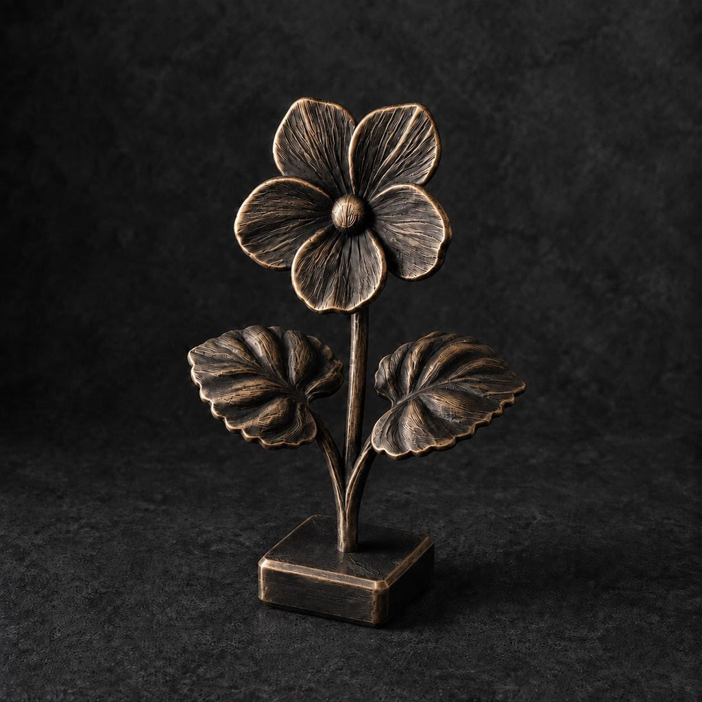 Veilchenblüte mit Herzblättern – florale Skulptur auf Sockel | handbemalt oder gedruckt | Made in Germany FehnFactory