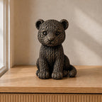 Sitzendes Tigerjunges in Strickoptik | Tierfigur handbemalt oder gedruckt | Made in Germany FehnFactory
