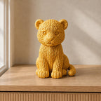 Sitzendes Tigerjunges in Strickoptik | Tierfigur handbemalt oder gedruckt | Made in Germany FehnFactory