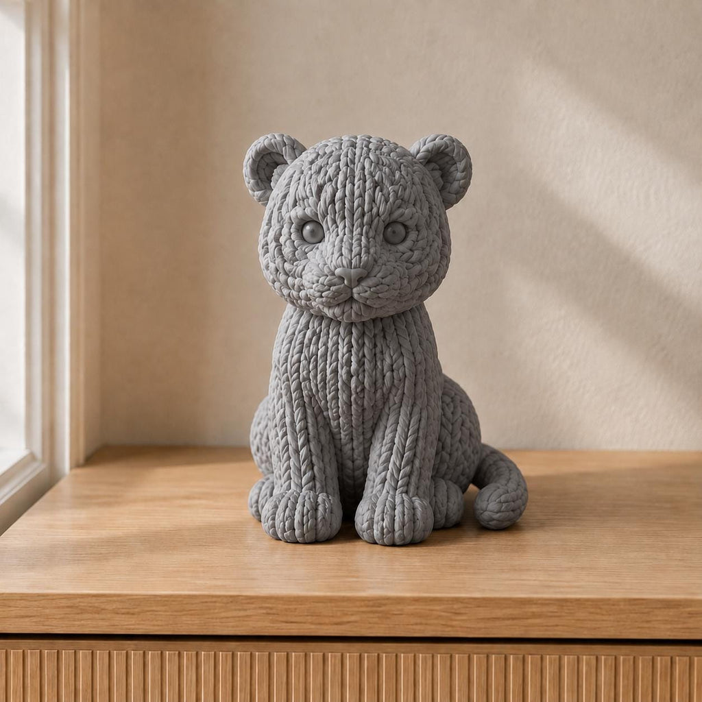Sitzendes Tigerjunges in Strickoptik | Tierfigur handbemalt oder gedruckt | Made in Germany FehnFactory