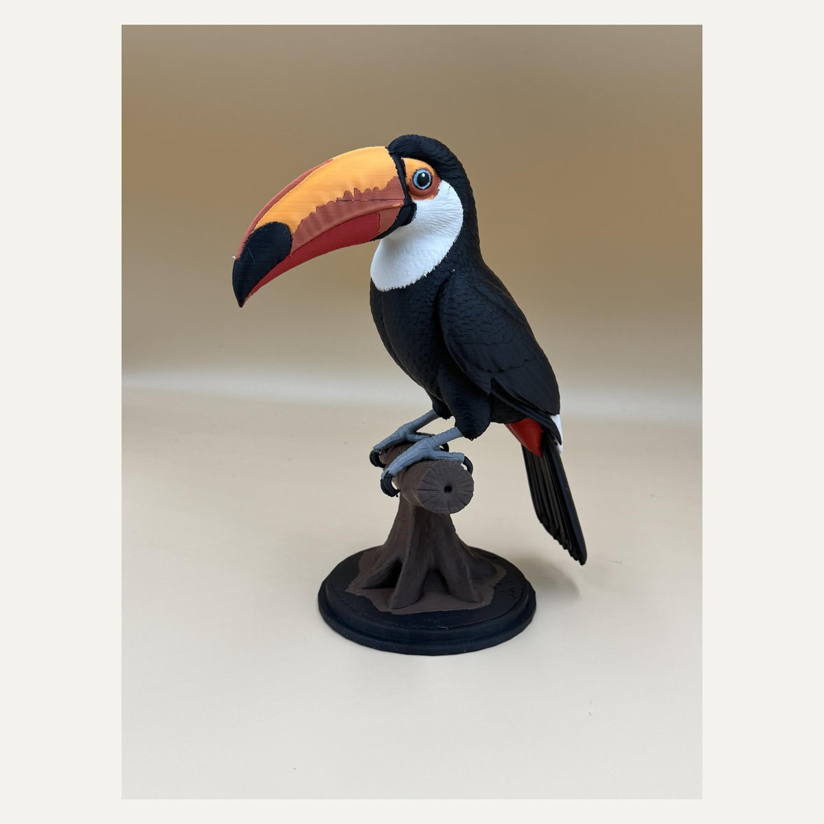 Baumwipfel-Tukan – tropische Vogel-Skulptur auf Ast | Made in Germany FehnFactory