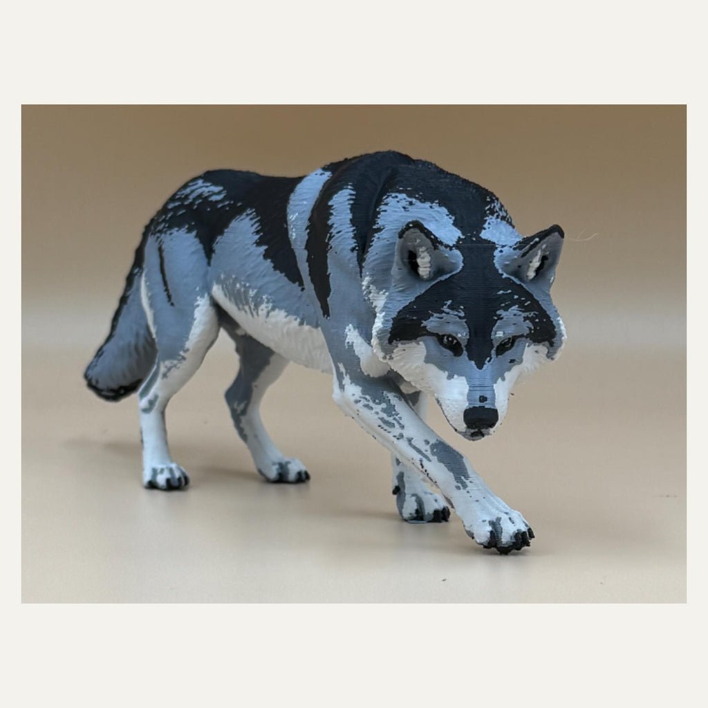 Stiller Jäger – Grauwolf-Skulptur in Schleichpose | Made in Germany FehnFactory