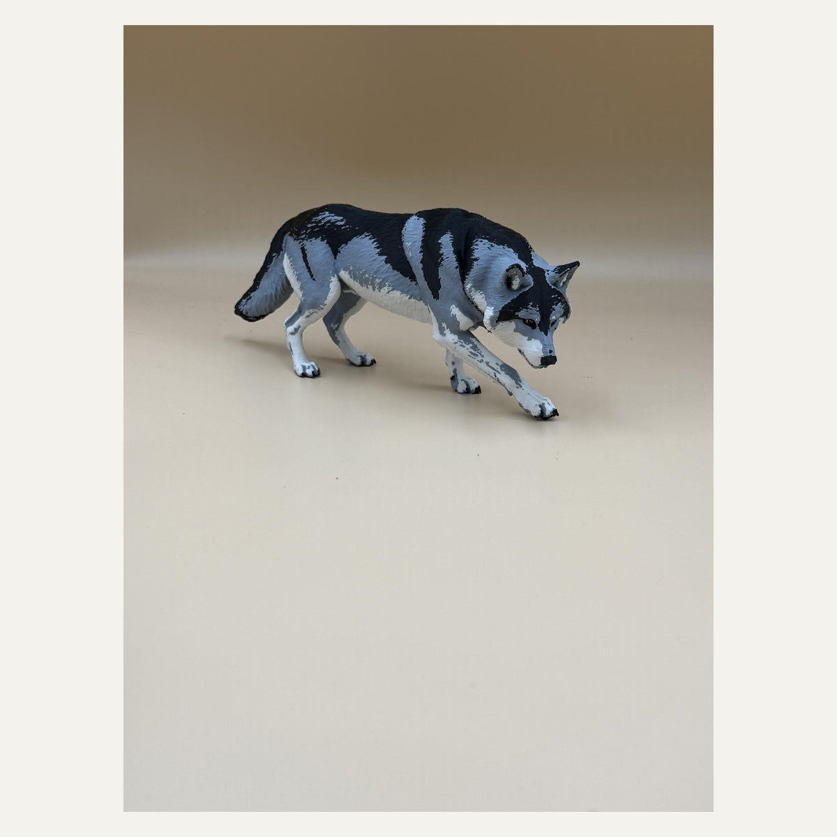 Stiller Jäger – Grauwolf-Skulptur in Schleichpose | Made in Germany FehnFactory