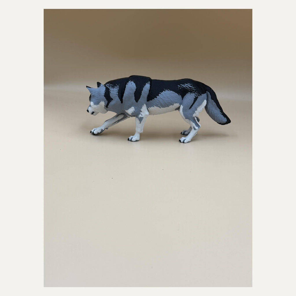 Stiller Jäger – Grauwolf-Skulptur in Schleichpose | Made in Germany FehnFactory