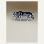 Stiller Jäger – Grauwolf-Skulptur in Schleichpose | Made in Germany FehnFactory