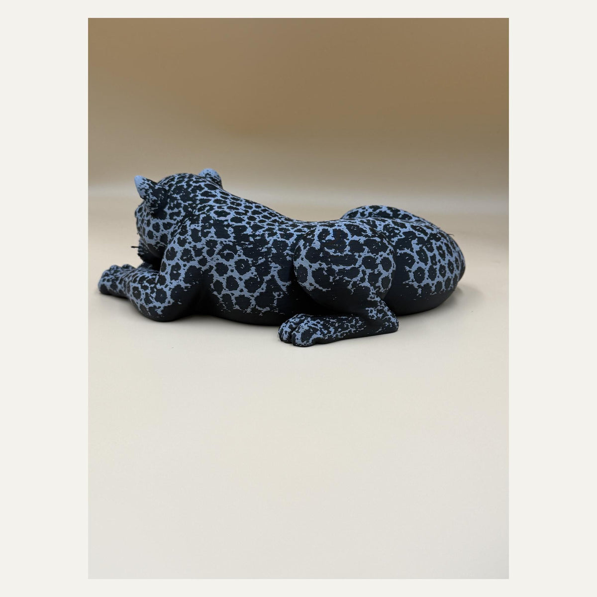 Schwarzer Jaguar – ruhende Großkatzen-Skulptur | Made in Germany FehnFactory