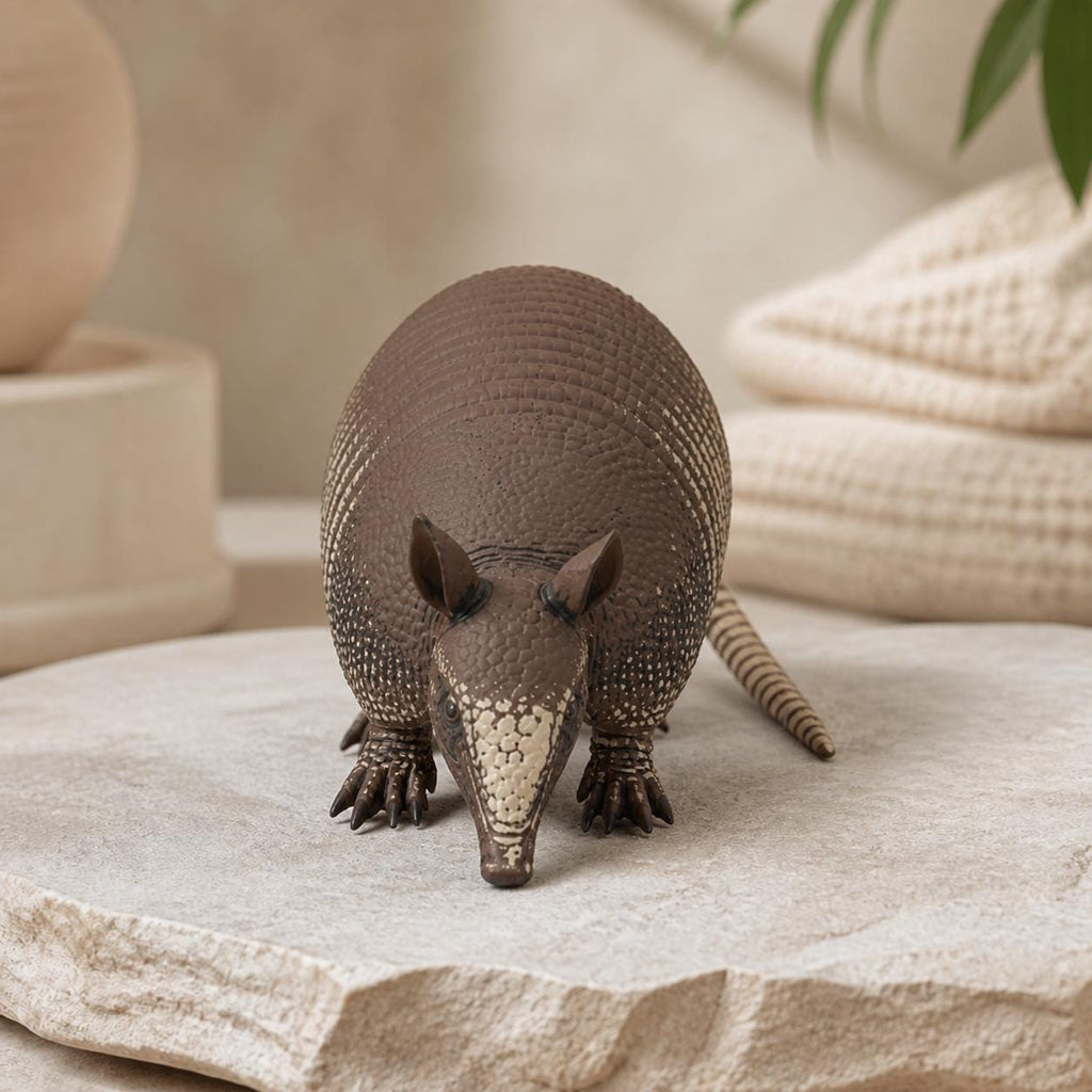 Kleiner gepanzerter Wanderer – Gürteltier-Skulptur | Wildtier-Deko | Made in Germany FehnFactory