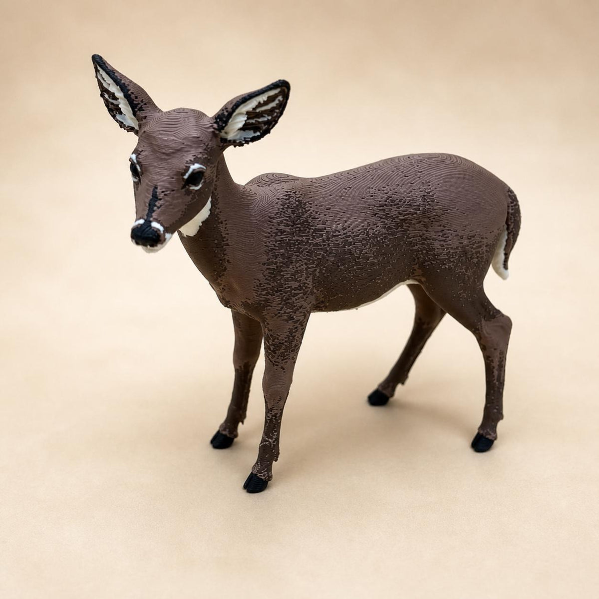 Waldkönigin – Weißwedelhirschkuh Figur | Made in Germany FehnFactory
