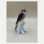 Skyfire Turmfalke – mehrfarbige Falken-Skulptur auf Ast | Raubvogel-Deko | Made in Germany FehnFactory