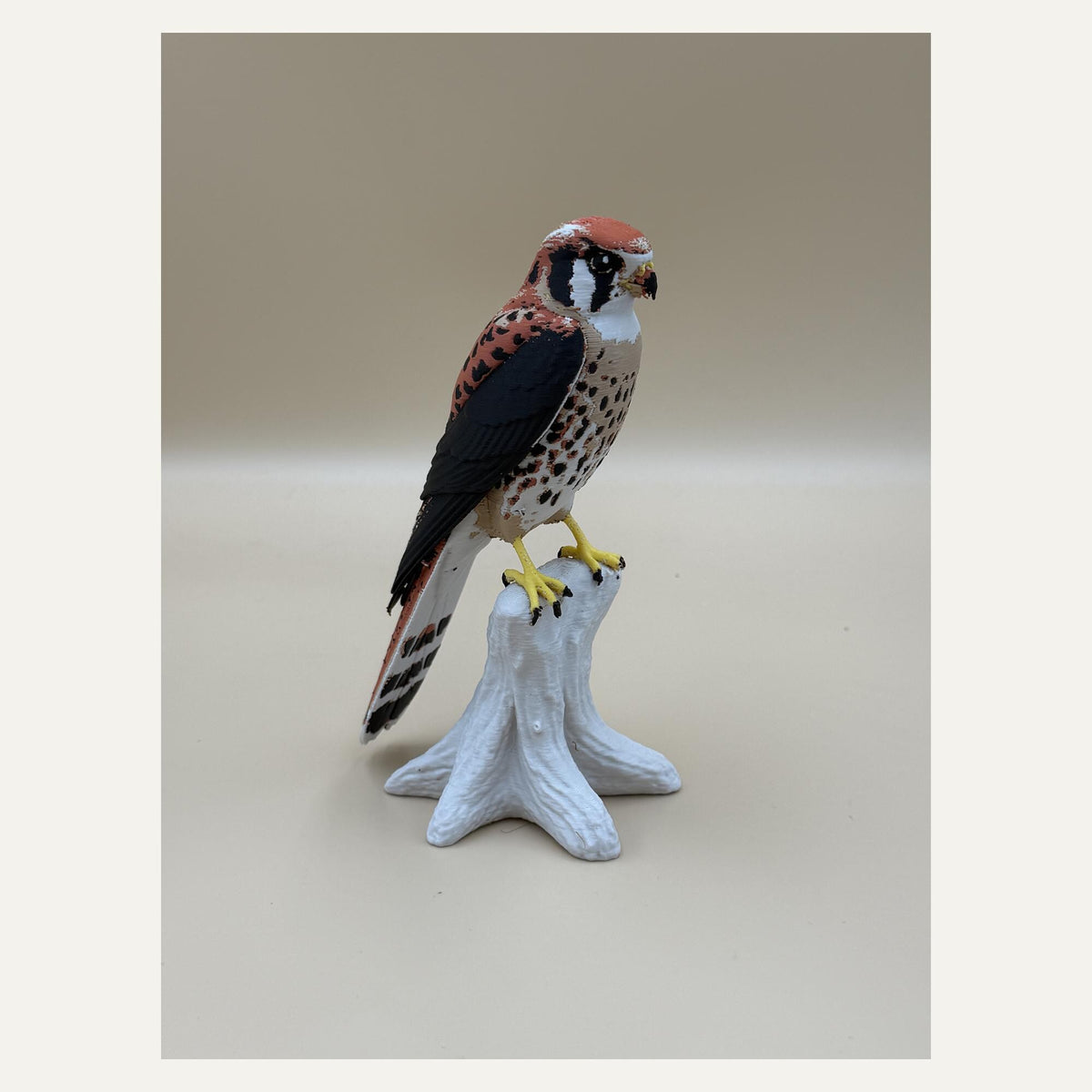 Skyfire Turmfalke – mehrfarbige Falken-Skulptur auf Ast | Raubvogel-Deko | Made in Germany FehnFactory