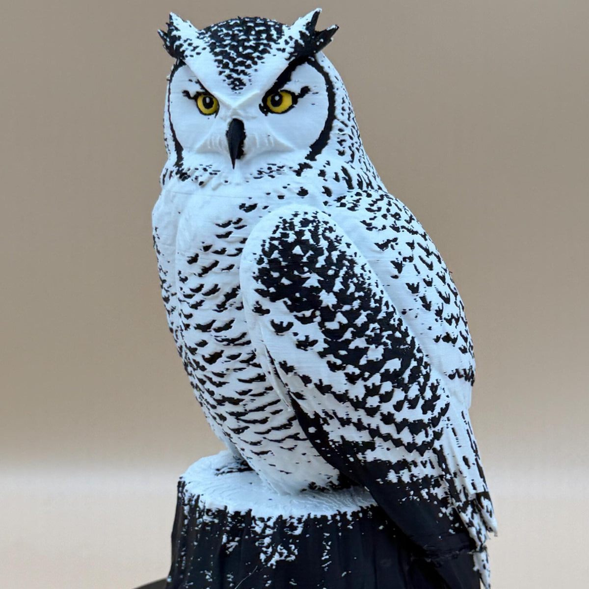 Arctic Guardian Owl – weiße Eulen-Skulptur auf Baumstumpf | Wintervogel-Deko | Made in Germany FehnFactory