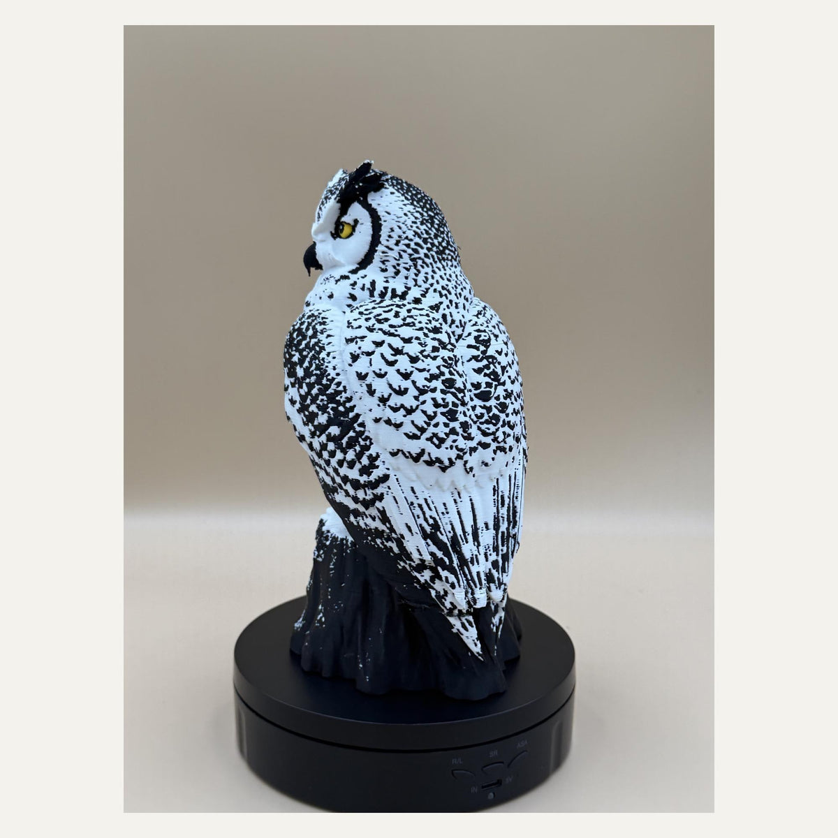 Arctic Guardian Owl – weiße Eulen-Skulptur auf Baumstumpf | Wintervogel-Deko | Made in Germany FehnFactory