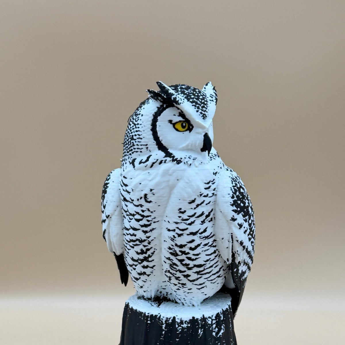 Arctic Guardian Owl – weiße Eulen-Skulptur auf Baumstumpf | Wintervogel-Deko | Made in Germany FehnFactory