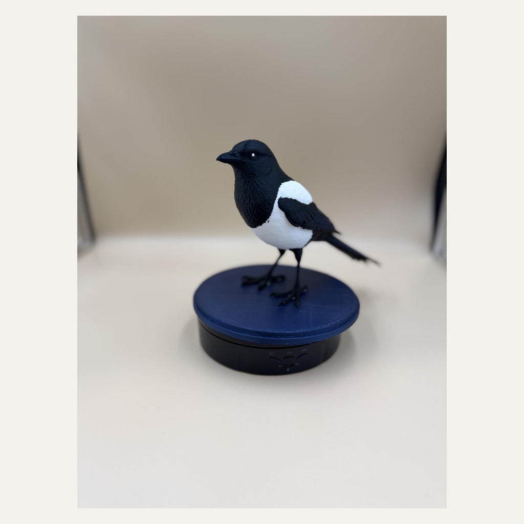 Midnight Mischief Magpie – Elster-Skulptur auf rundem Sockel | Vogel-Deko | Made in Germany FehnFactory