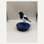 Midnight Mischief Magpie – Elster-Skulptur auf rundem Sockel | Vogel-Deko | Made in Germany FehnFactory