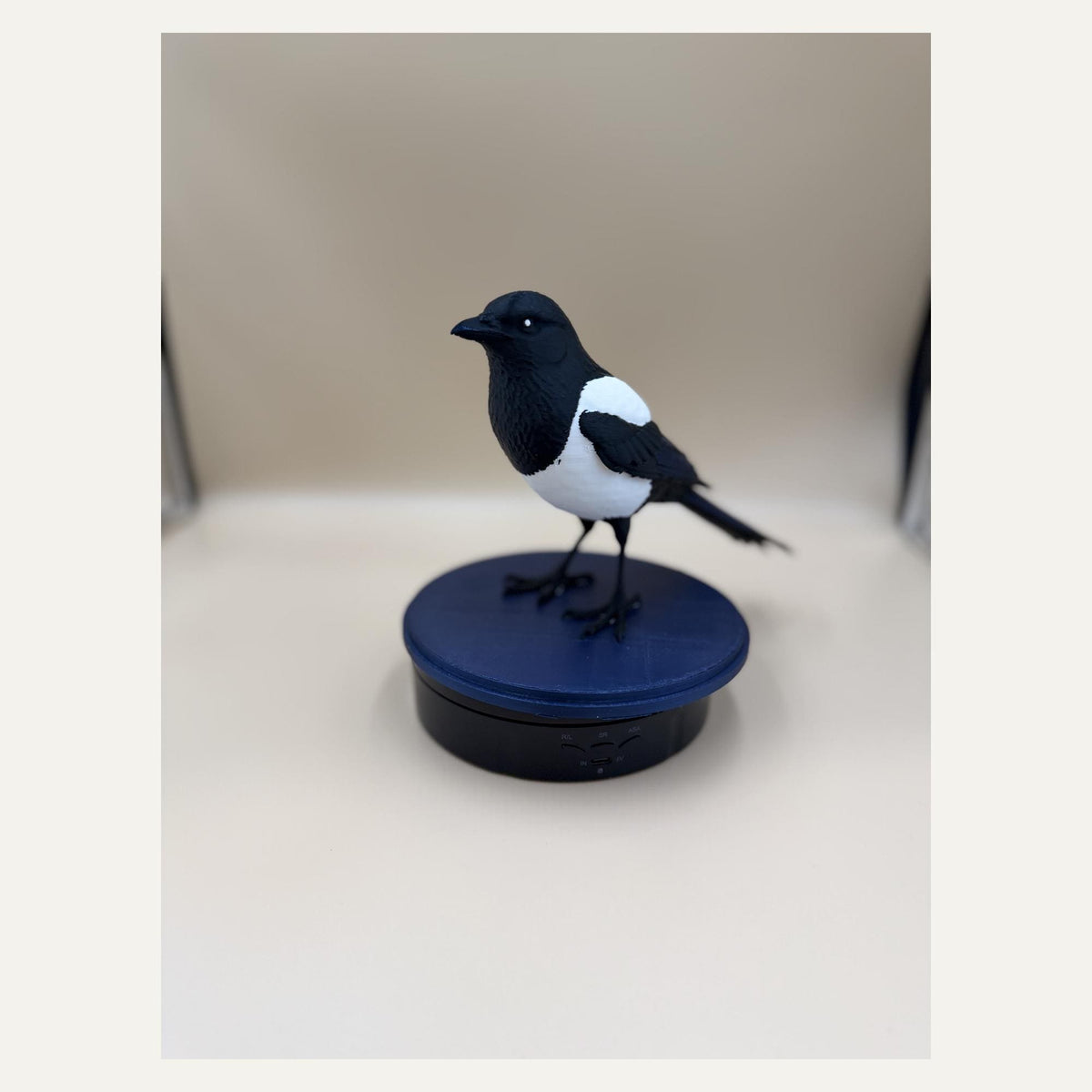 Midnight Mischief Magpie – Elster-Skulptur auf rundem Sockel | Vogel-Deko | Made in Germany FehnFactory
