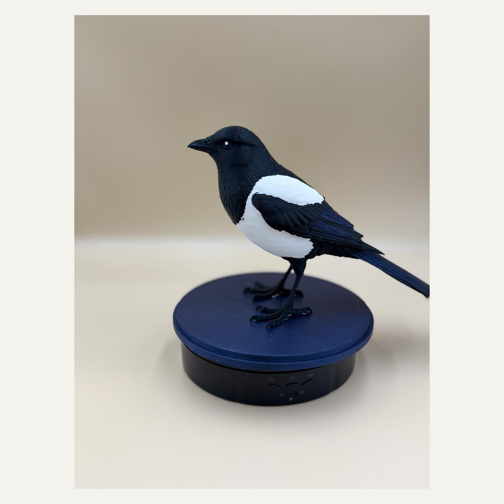 Midnight Mischief Magpie – Elster-Skulptur auf rundem Sockel | Vogel-Deko | Made in Germany FehnFactory