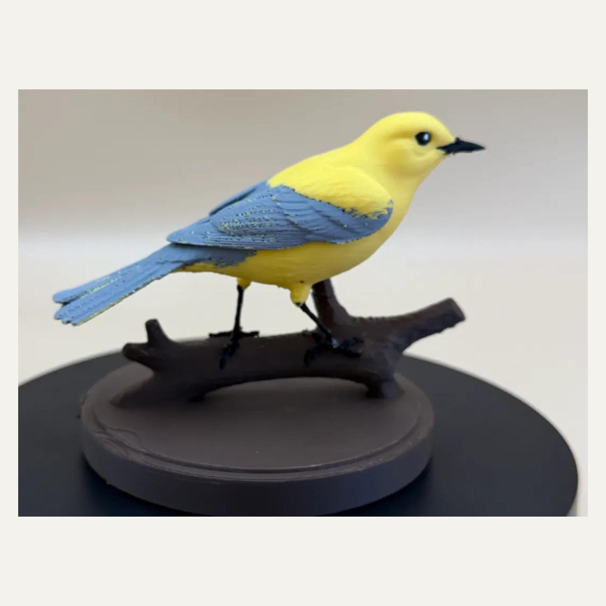 Sunlit Golden Warbler – Goldlaubsänger auf Ast | Mehrfarbige Vogel-Skulptur | Made in Germany