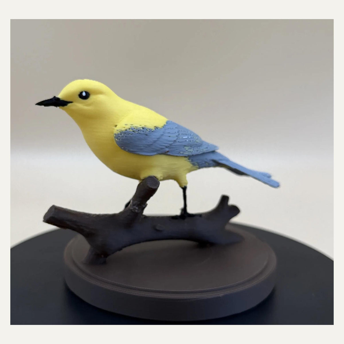 Sunlit Golden Warbler – Goldlaubsänger auf Ast | Mehrfarbige Vogel-Skulptur | Made in Germany