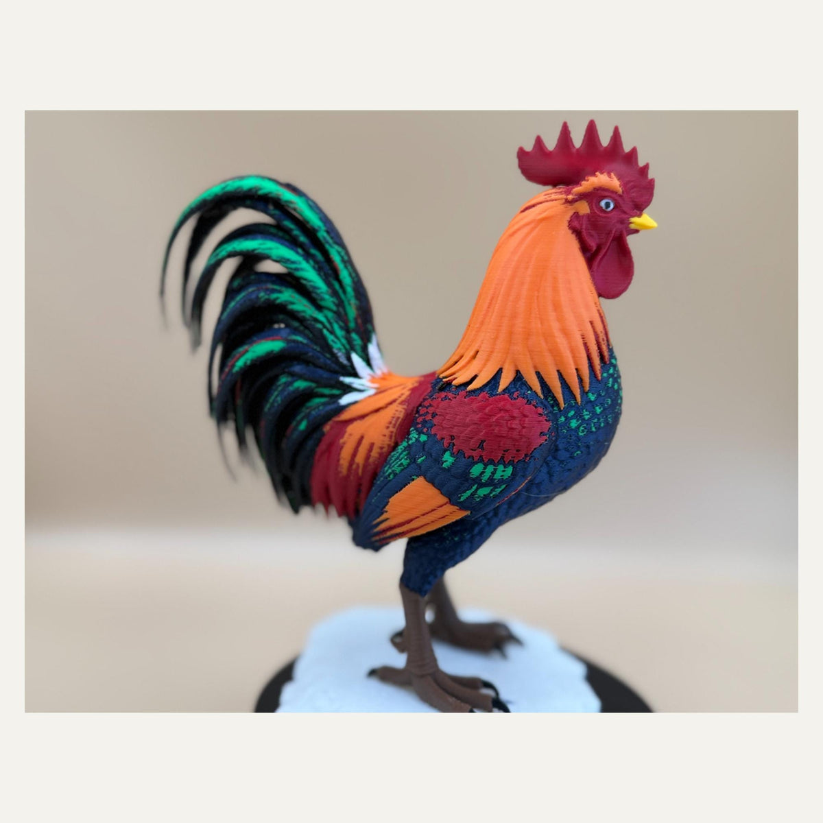 Rainbow Rooster – mehrfarbiger Hahn auf Steinsockel | Hühner-Skulptur | Made in Germany