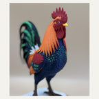 Rainbow Rooster – mehrfarbiger Hahn auf Steinsockel | Hühner-Skulptur | Made in Germany