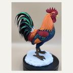Rainbow Rooster – mehrfarbiger Hahn auf Steinsockel | Hühner-Skulptur | Made in Germany