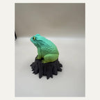Toad on Tree Stump – mehrfarbige Kröte auf Baumstumpf | Frosch-Skulptur | Made in Germany