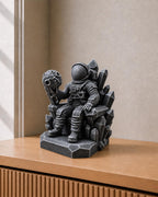Kristallthron – Astronaut mit Mondkugel | handbemalt | Made in Germany FehnFactory