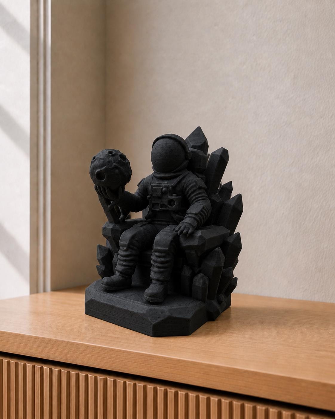 Kristallthron – Astronaut mit Mondkugel | handbemalt | Made in Germany FehnFactory