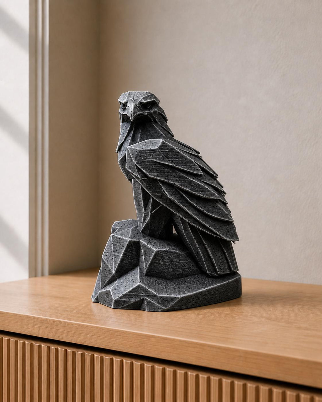 Adler der Macht – geometrische Adlerskulptur auf Felsen | handbemalt | Made in Germany FehnFactory