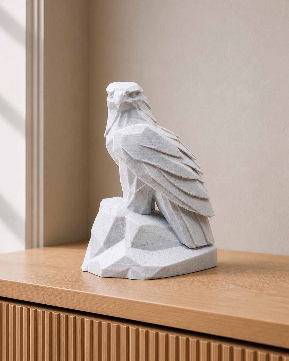 Adler der Macht – geometrische Adlerskulptur auf Felsen | handbemalt | Made in Germany FehnFactory