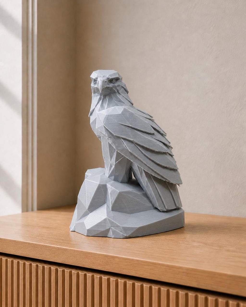 Adler der Macht – geometrische Adlerskulptur auf Felsen | handbemalt | Made in Germany FehnFactory
