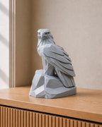 Adler der Macht – geometrische Adlerskulptur auf Felsen | handbemalt | Made in Germany FehnFactory