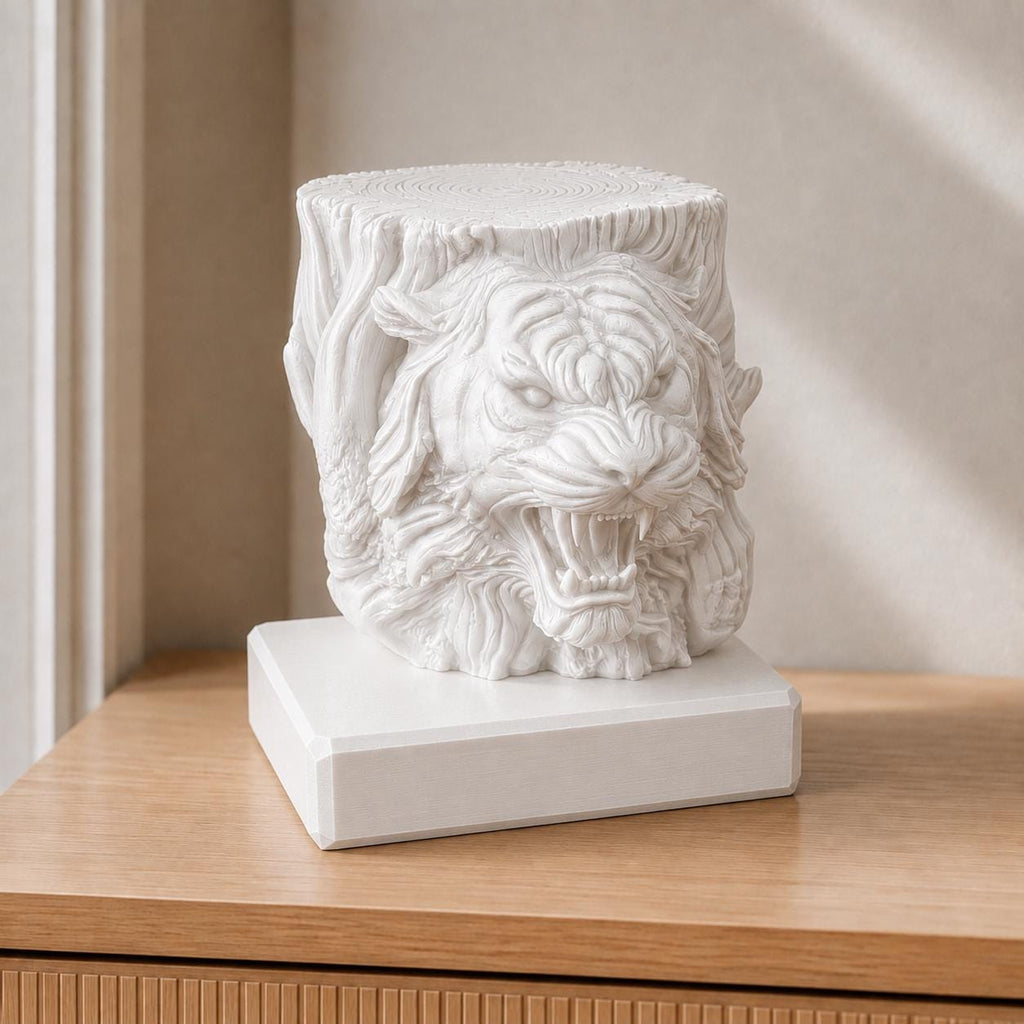 Tigergeist – Tigerskulptur im geschnitzten Baumstamm | handbemalt oder gedruckt | Made in Germany FehnFactory