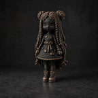 Figur mit langen Zöpfen und Patchwork-Kleid in Strickoptik – Deko-Skulptur | handbemalt oder gedruckt | Made in Germany FehnFactory