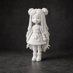 Figur mit langen Zöpfen und Patchwork-Kleid in Strickoptik – Deko-Skulptur | handbemalt oder gedruckt | Made in Germany FehnFactory