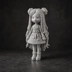 Figur mit langen Zöpfen und Patchwork-Kleid in Strickoptik – Deko-Skulptur | handbemalt oder gedruckt | Made in Germany FehnFactory