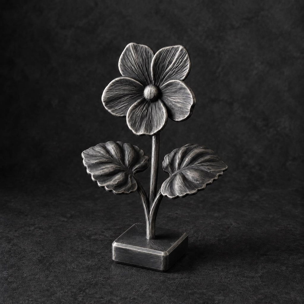 Veilchenblüte mit Herzblättern – florale Skulptur auf Sockel | handbemalt oder gedruckt | Made in Germany FehnFactory