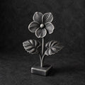 Veilchenblüte mit Herzblättern – florale Skulptur auf Sockel | handbemalt oder gedruckt | Made in Germany FehnFactory